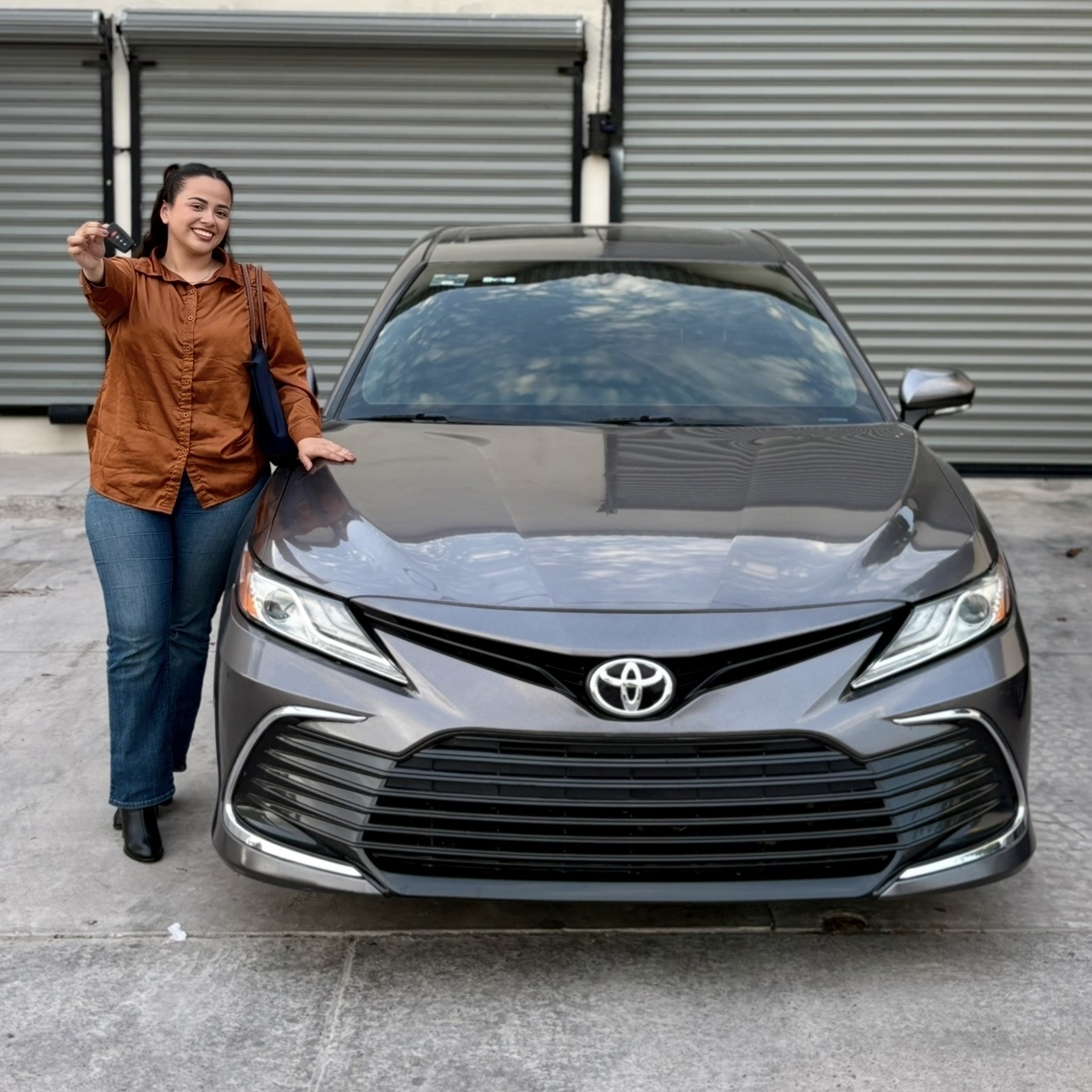 Cliente de Seminuevos Andrade con su Toyota Camry